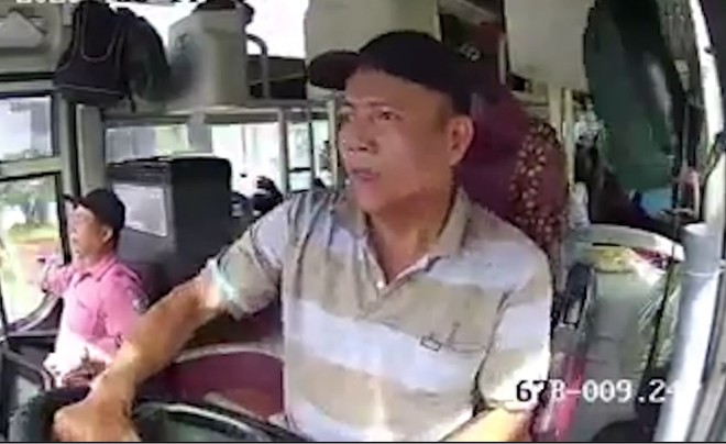 Video: Xe khách lật nhào, tài xế kêu ‘trời ơi’ vì tránh xe máy qua đường ẩu tại Việt Nam