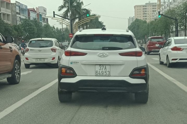 Hyundai Kona mang biển số 37A-649.53 1