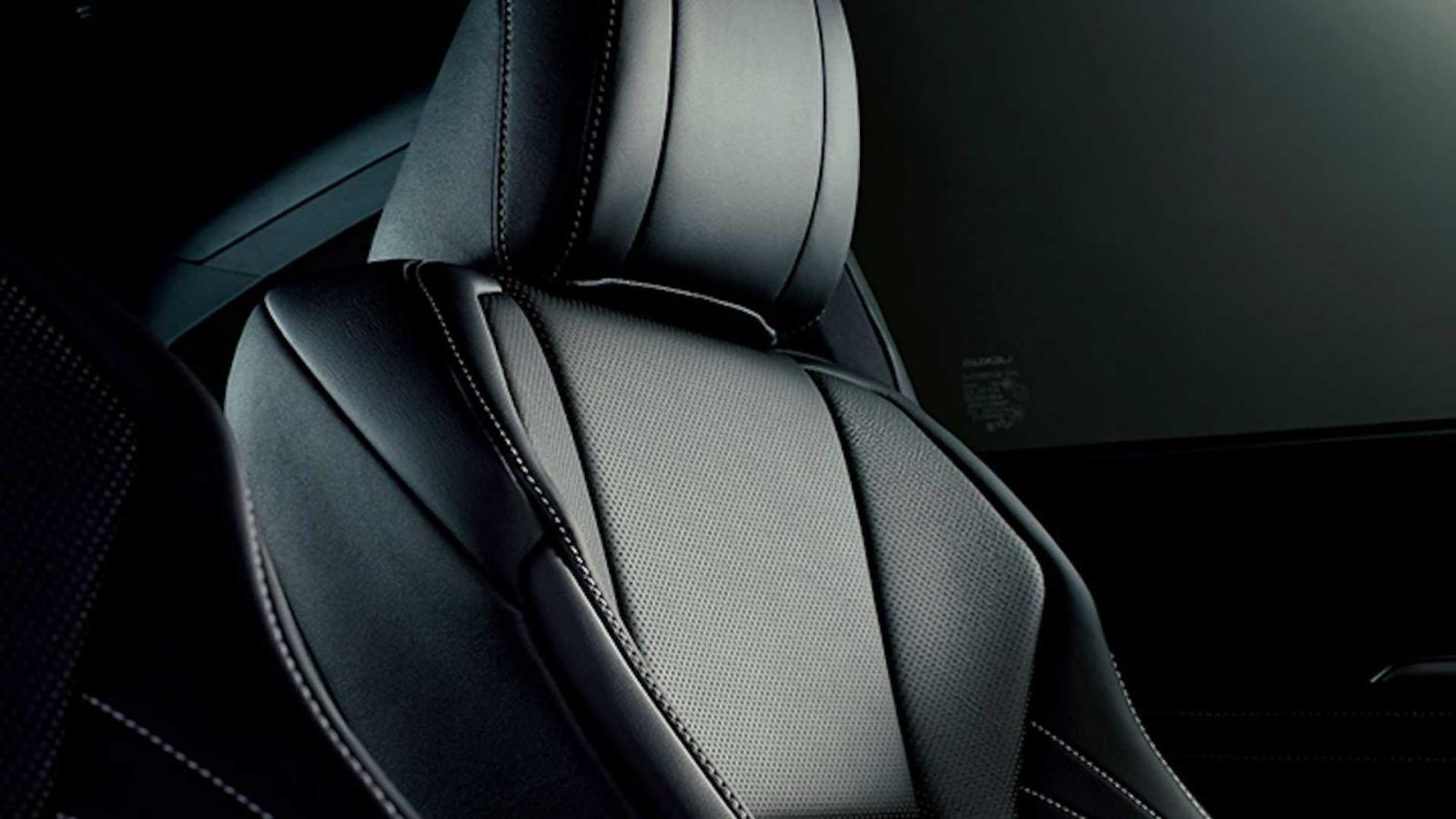 Nội thất Lexus RC Emotional Ash Edition cũng được trang trí cùng tông với ngoại thất.