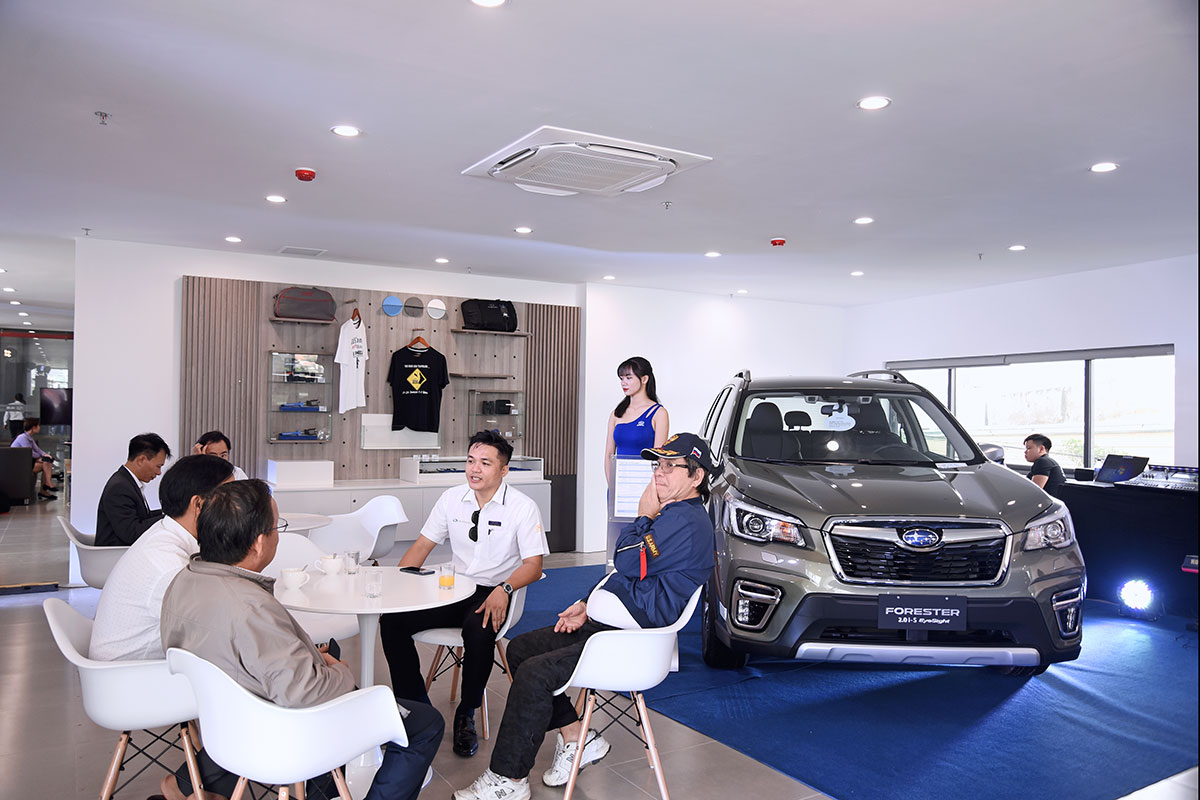 Các khách hàng tham gia khai trương Subaru Sơn Trà.