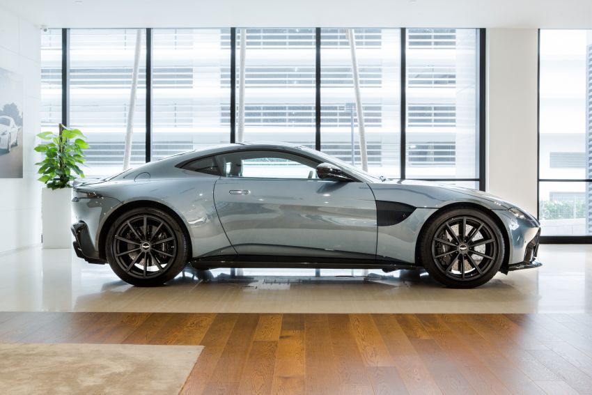 Aston Martin Vantage Dark Knight Edition bắt mắt từ cái nhìn đầu tiên.