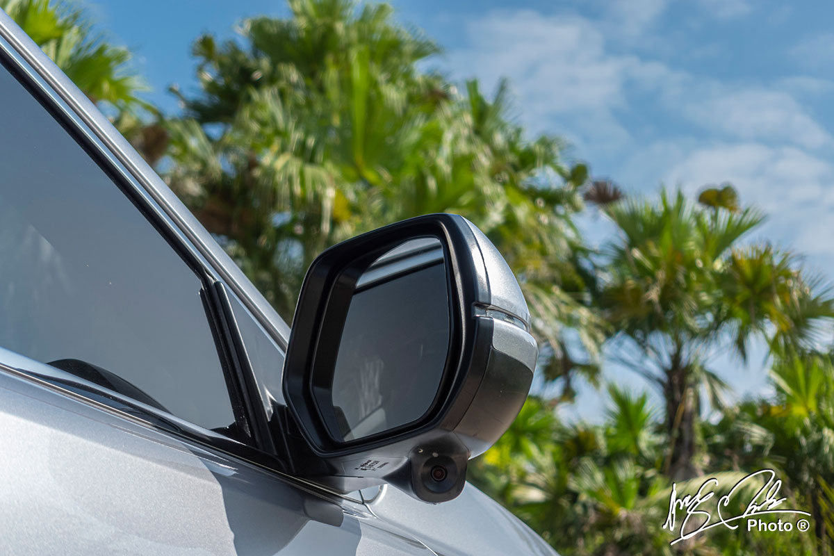 Gương chiếu hậu bên phải của Honda CR-V L 2020-2021 có thêm camera.