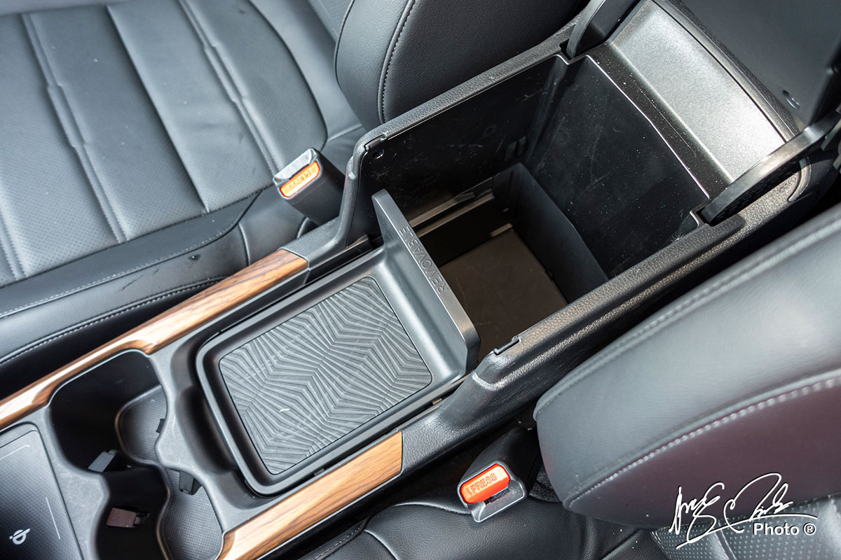Hốc để đồ trung tâm hàng ghế trước rất linh hoạt trên Honda CR-V L 2020-2021.