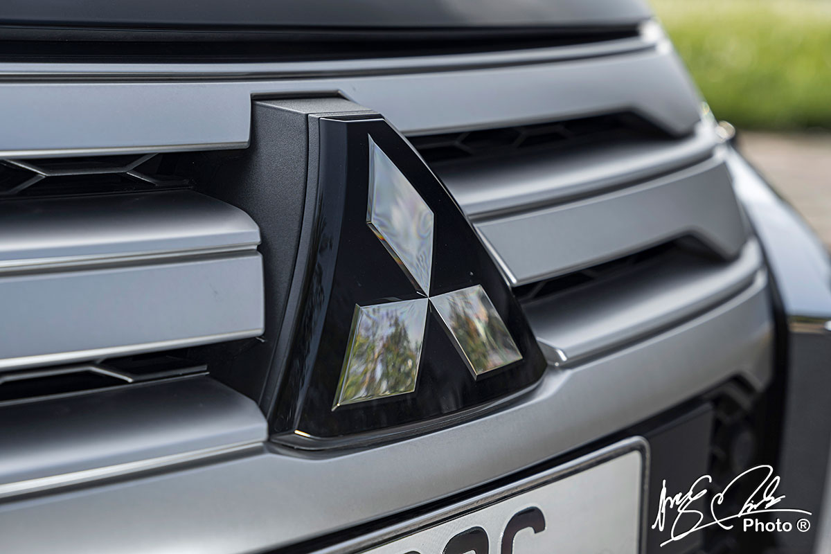 Cảm biến radar tích hợp trong logo của Mitsubishi Pajero Sport 2020.