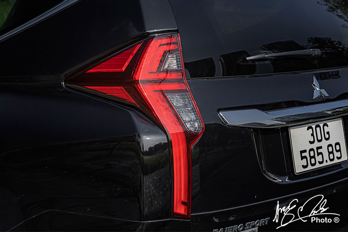 Cụm đèn hậu thiết kế mới của Mitsubishi Pajero Sport 2020.