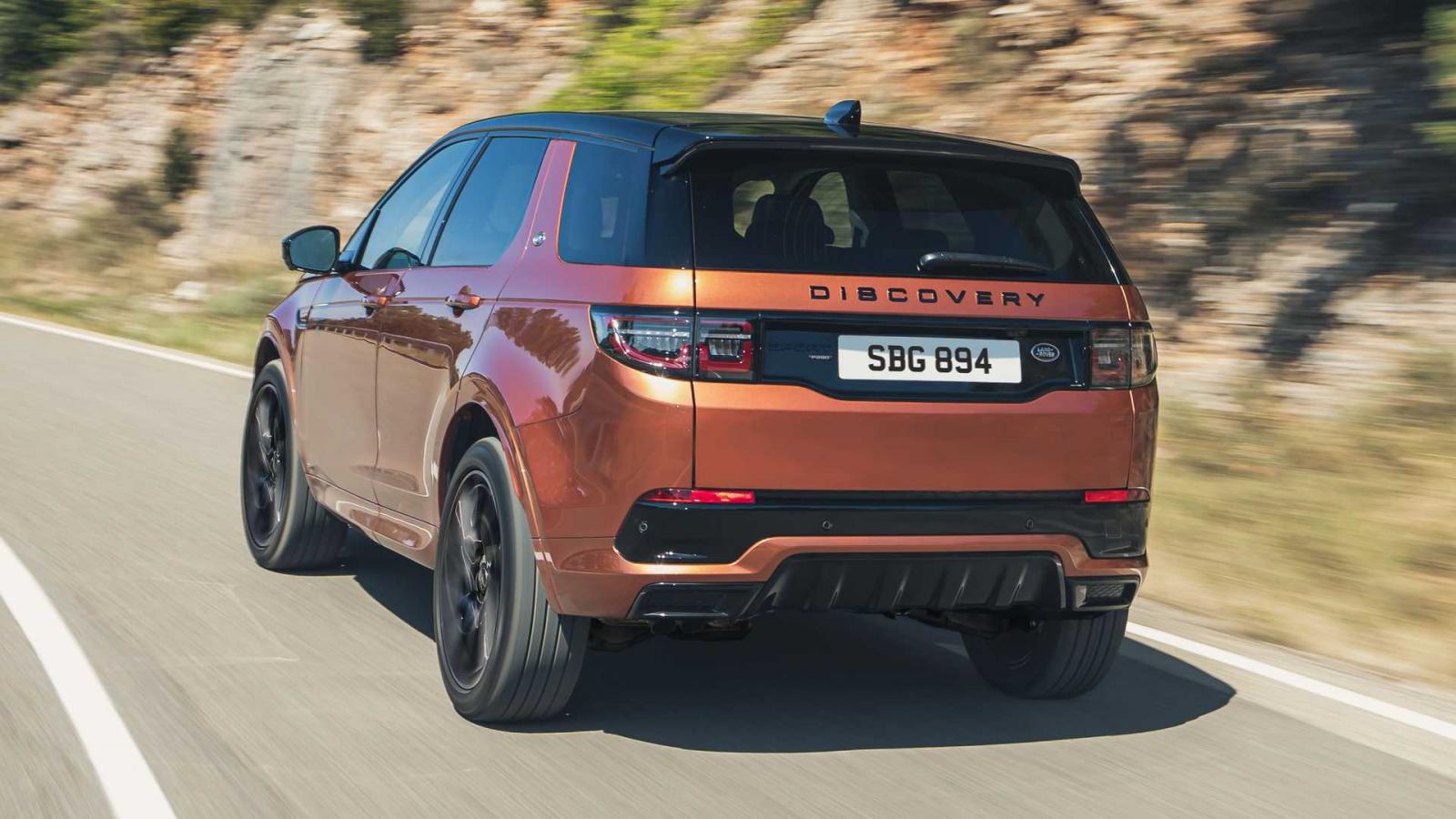 Land Rover Discovery Sport 2021 mới không thay đổi nhiều về thiết kế.