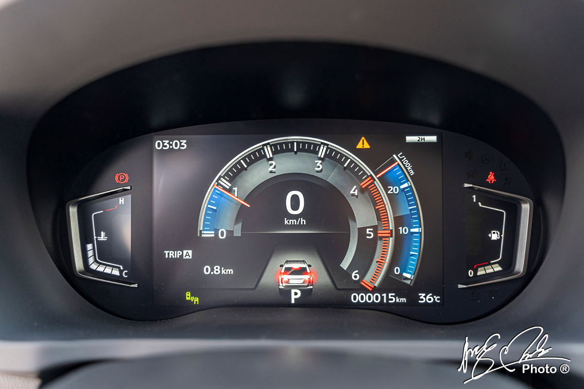 Đồng hồ kỹ thuật số của Mitsubishi Pajero Sport 2020 - ưu tiên vòng tua máy.