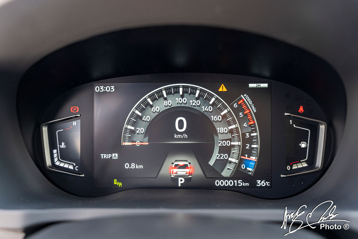 Đồng hồ kỹ thuật số của Mitsubishi Pajero Sport 2020 - ưu tiên tốc độ.
