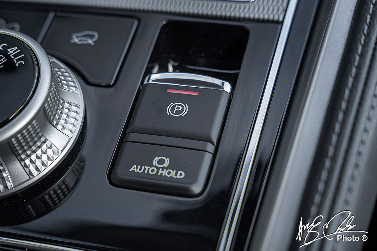 Phanh tay điện tử kết hợp giữ phanh tự động trên Mitsubishi Pajero Sport 2020.