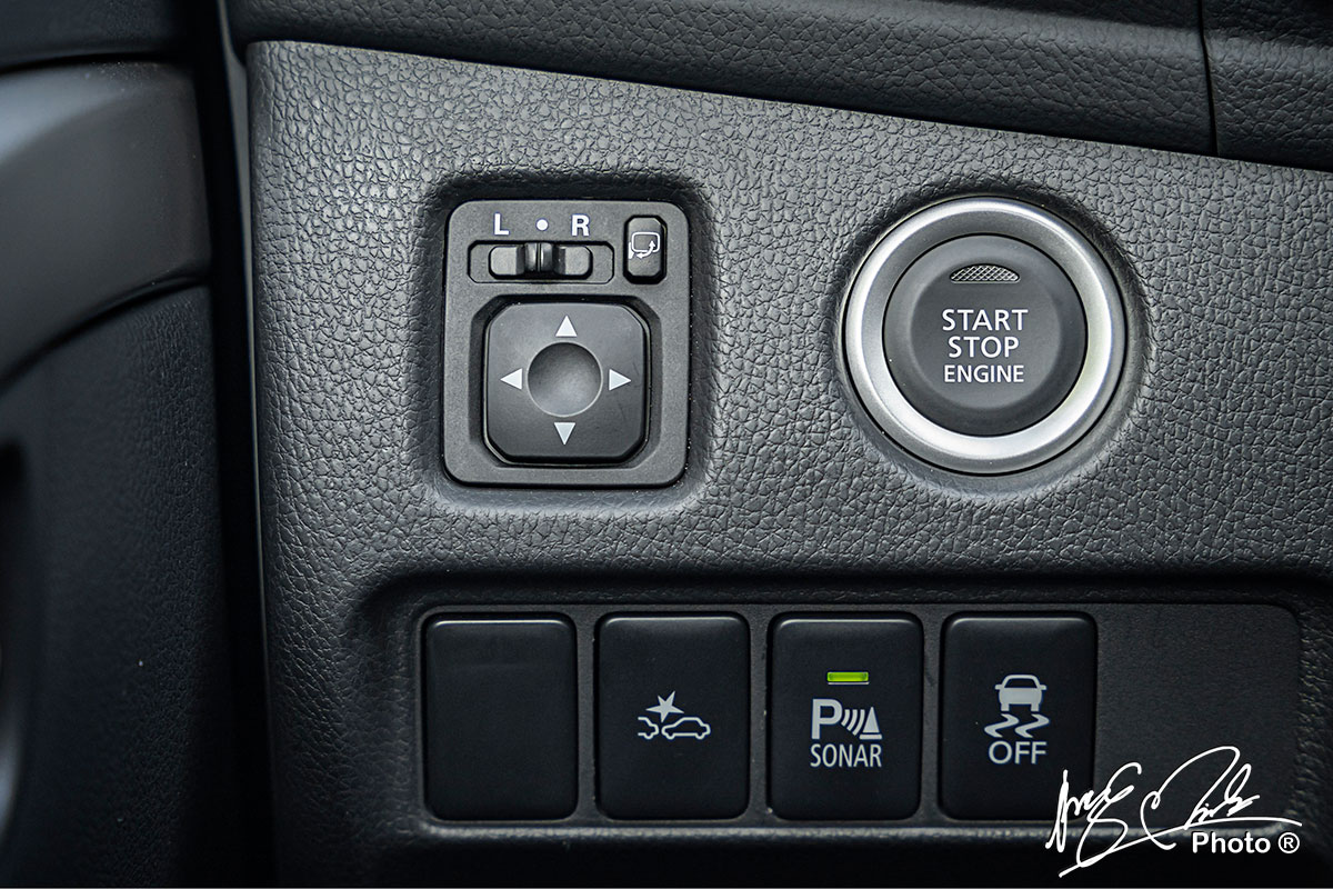 Nút bấm khởi động và gương gập tự động trên Mitsubishi Pajero Sport 2020.
