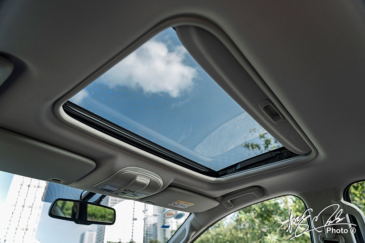 Cửa sổ trời trên Mitsubishi Pajero Sport 2020.