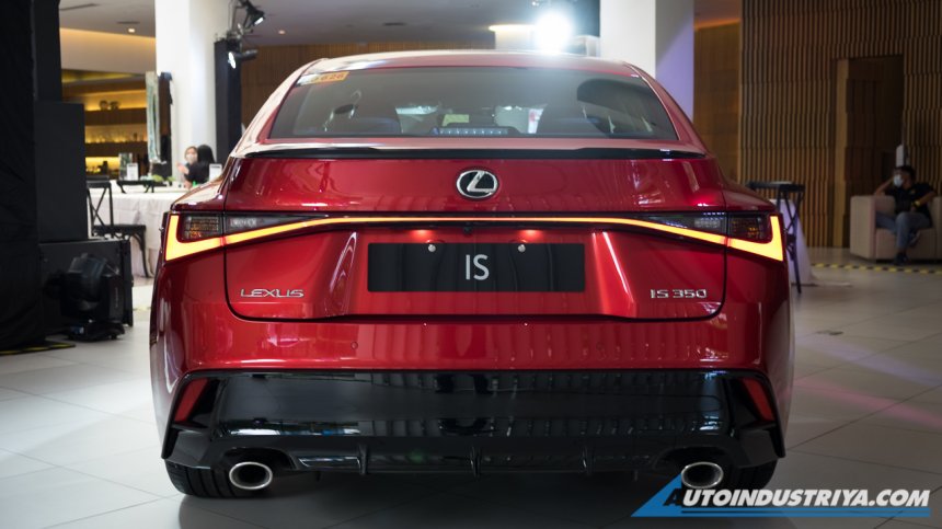 Lexus IS 2021 F Sport nâng cấp trải nghiệm lái, xử lý sắc bén hơn.