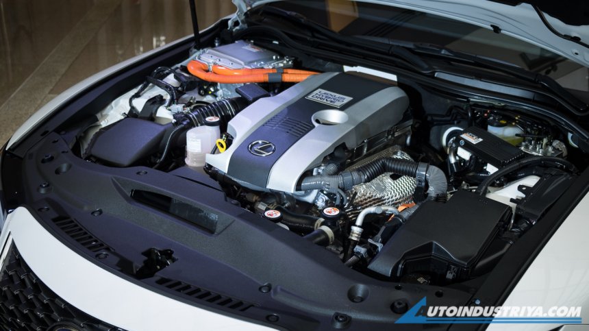 Lexus IS 2021 Premier hybrid mạnh mẽ và tiết kiệm nhiên liệu.
