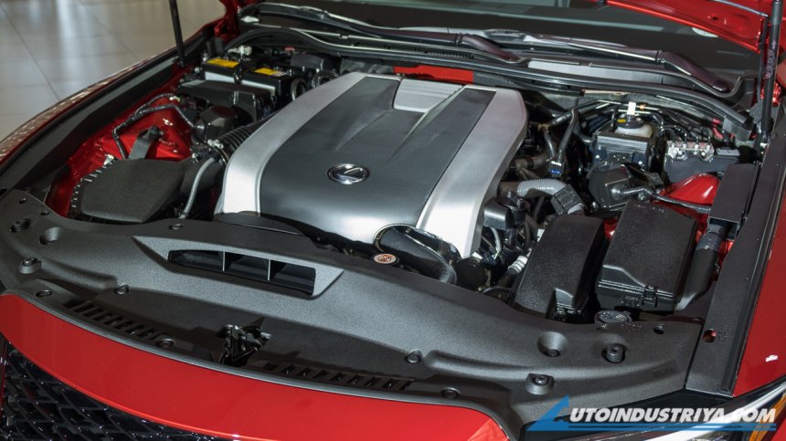 Lexus IS 2021 F Sport sở hữu động cơ 3.5L V6 mạnh mẽ hơn.