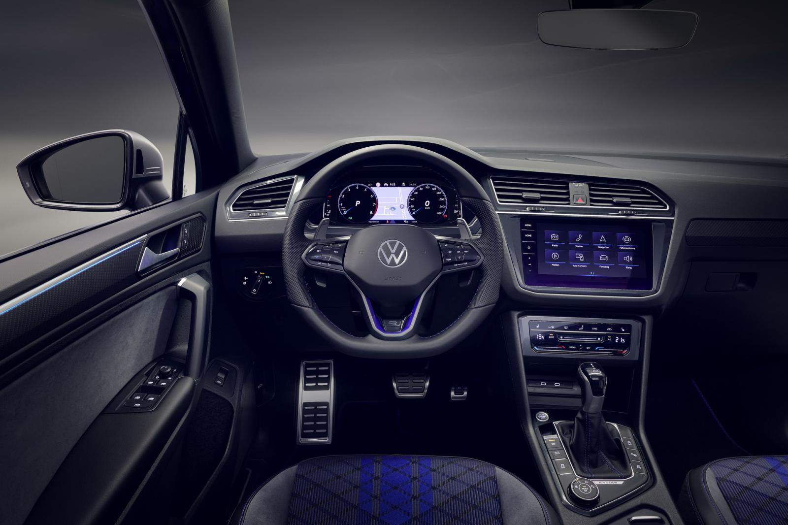 Volkswagen Tiguan 2021 R toát lên thần thái thể thao thượng thừa.