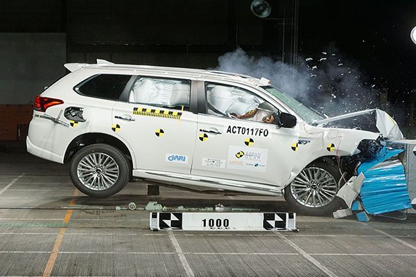 Mitsubishi Outlander lắp ráp tại Việt Nam an toàn ngang ngửa người anh em PHEV từ Nhật Mitsubishi Outlander lắp ráp tại Việt Nam an toàn ngang ngửa người anh em PHEV từ Nhật.