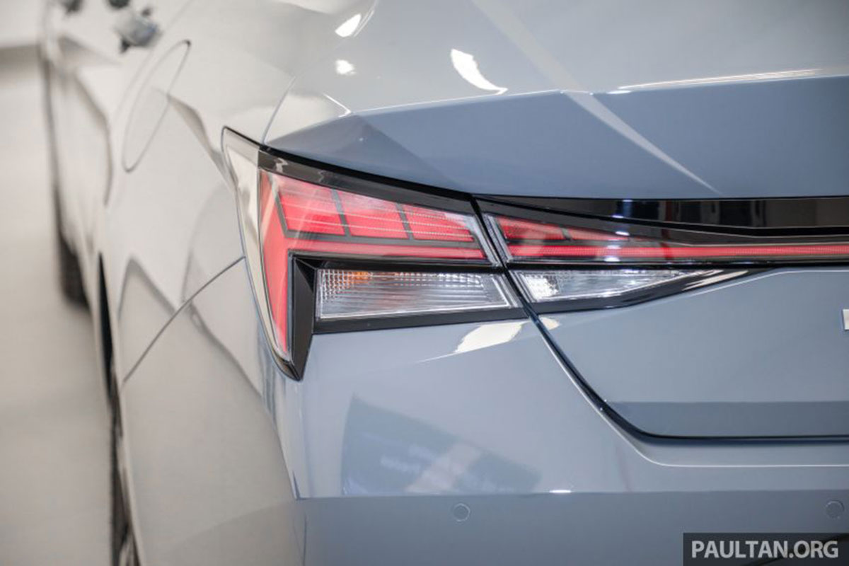 Cụm đèn hậu trên xe Hyundai Elantra 2021 1