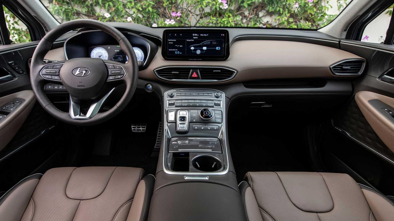 Hyundai Santa Fe 2021 tích hợp công nghệ hiện đại cùng bài trí đẹp mắt.