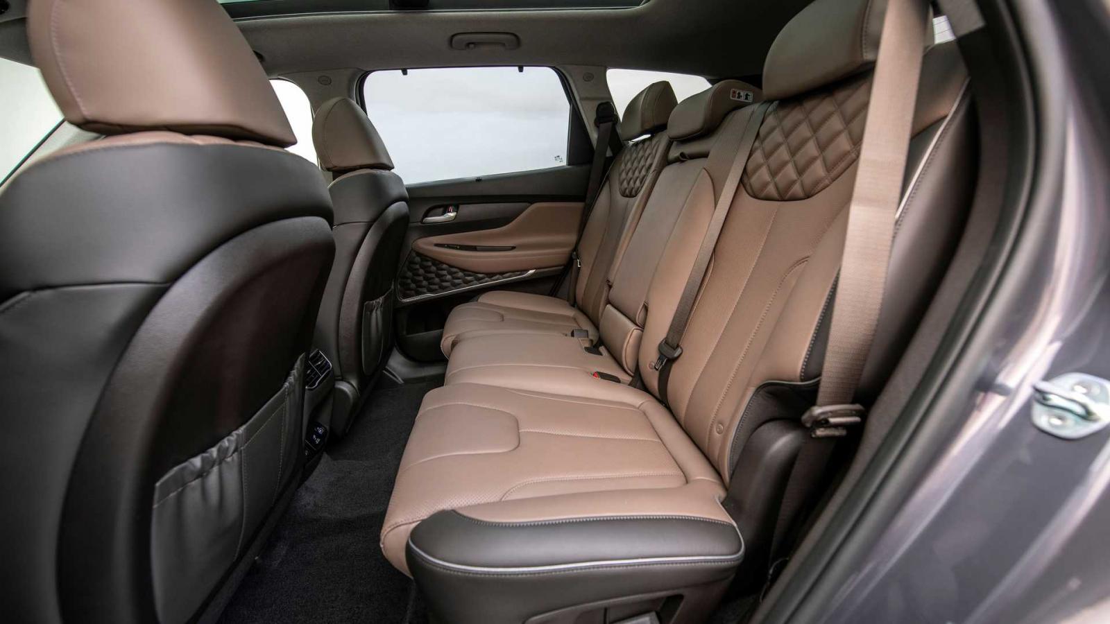 Hyundai Santa Fe 2021 được tích hợp vật liệu cao cấp hơn để nâng tầm trải nghiệm.