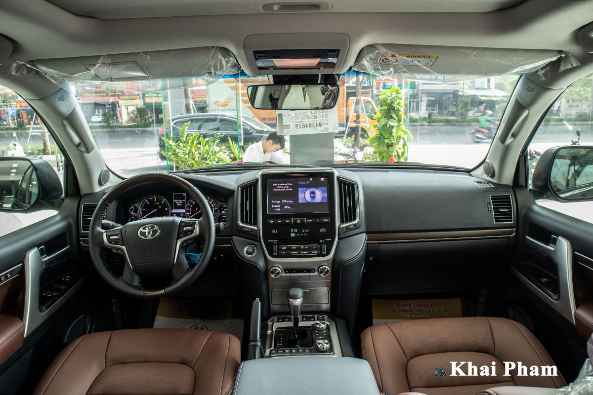 Đánh giá xe Toyota Land Cruiser 2021: Khoang lái Ảnh Khoang lái xe Toyota Land Cruiser 2021