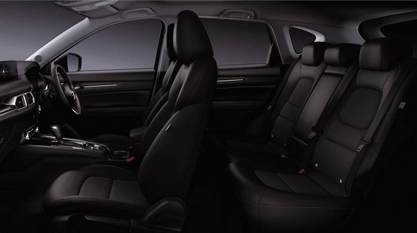 Nội thất xe Mazda bản Black Tone Edition trang trí cùng tông với ngoại thất.