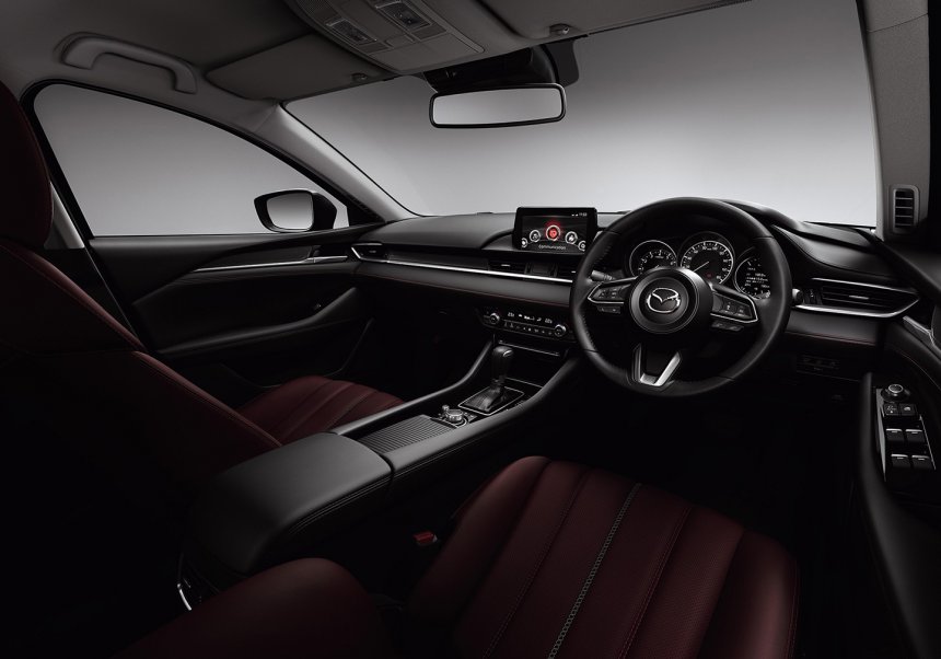 Riêng Mazda 6 Black Tone Edition có nội thất tạo hình phá cách.