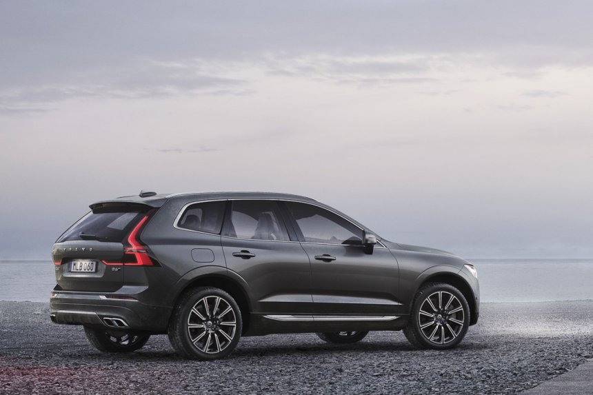 Volvo XC60 2021 cũng có biến thể trang bị động cơ diesel.