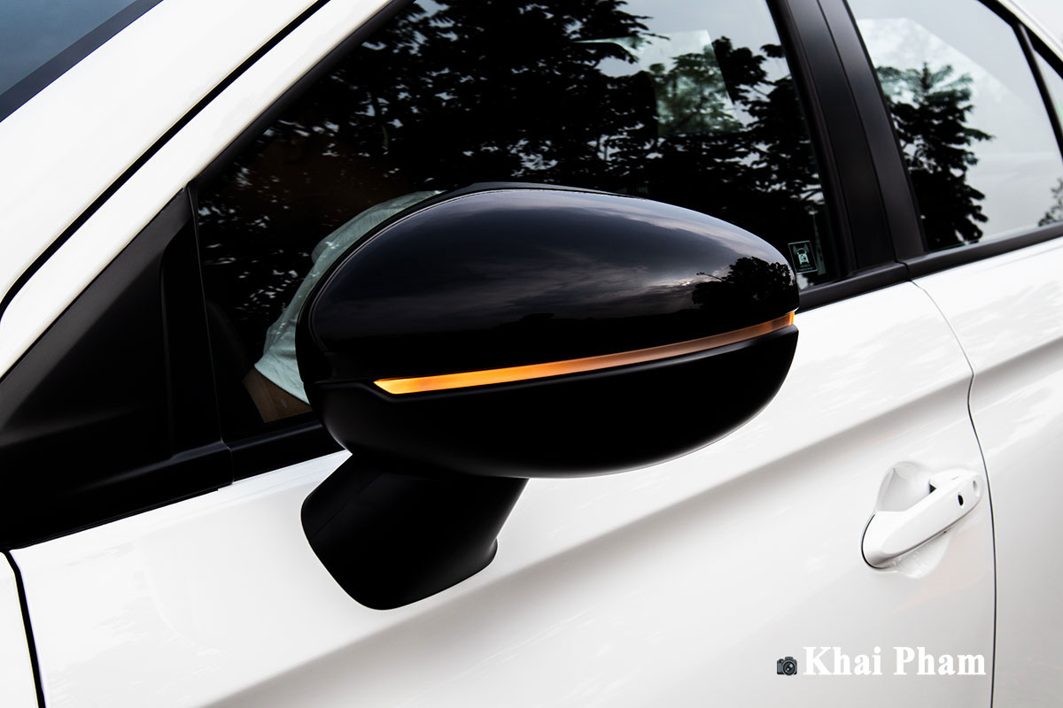 Gương chiếu hậu trên Honda City RS thế hệ mới được tách biệt khỏi trụ A.