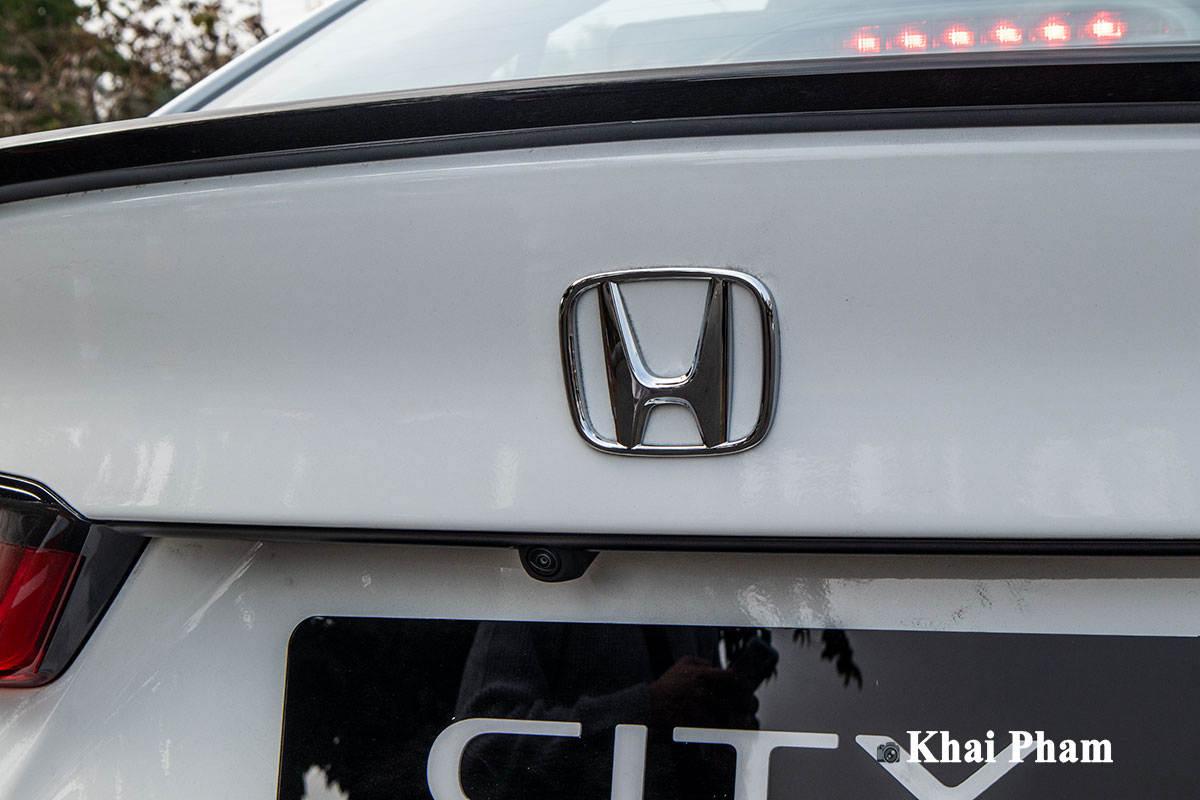 Camera lùi tiêu chuẩn trên Honda City 2021 phiên bản RS.