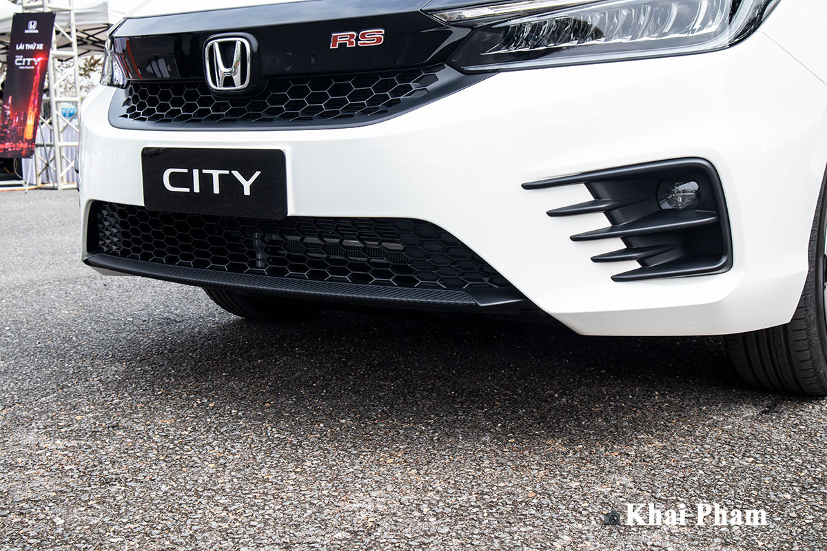 Cản trước Honda City 2021 phiên bản RS sử dụng kiểu nhựa giả các-bon.