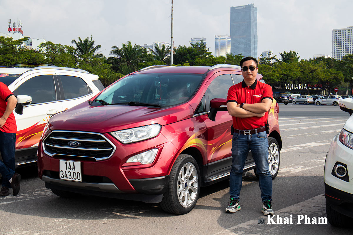 Anh Nguyễn Minh Hòa cùng Ford Ecosport dán decal mang thông điệp "Bừng lên Việt Nam" 1
