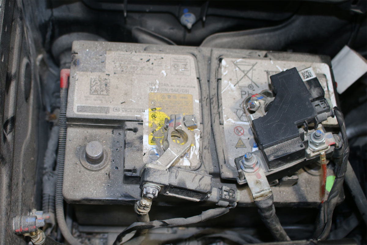 Ắc-quy của chiếc xe sau khi bị cháy đo được hiệu điện thế 12,47V. (Ảnh do MBV cung cấp).