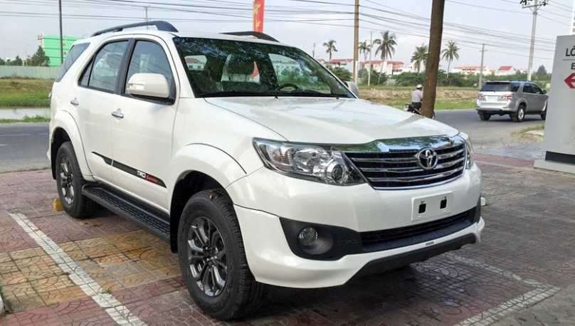 Toyota Fortuner cũ mang danh 'thánh lật'.