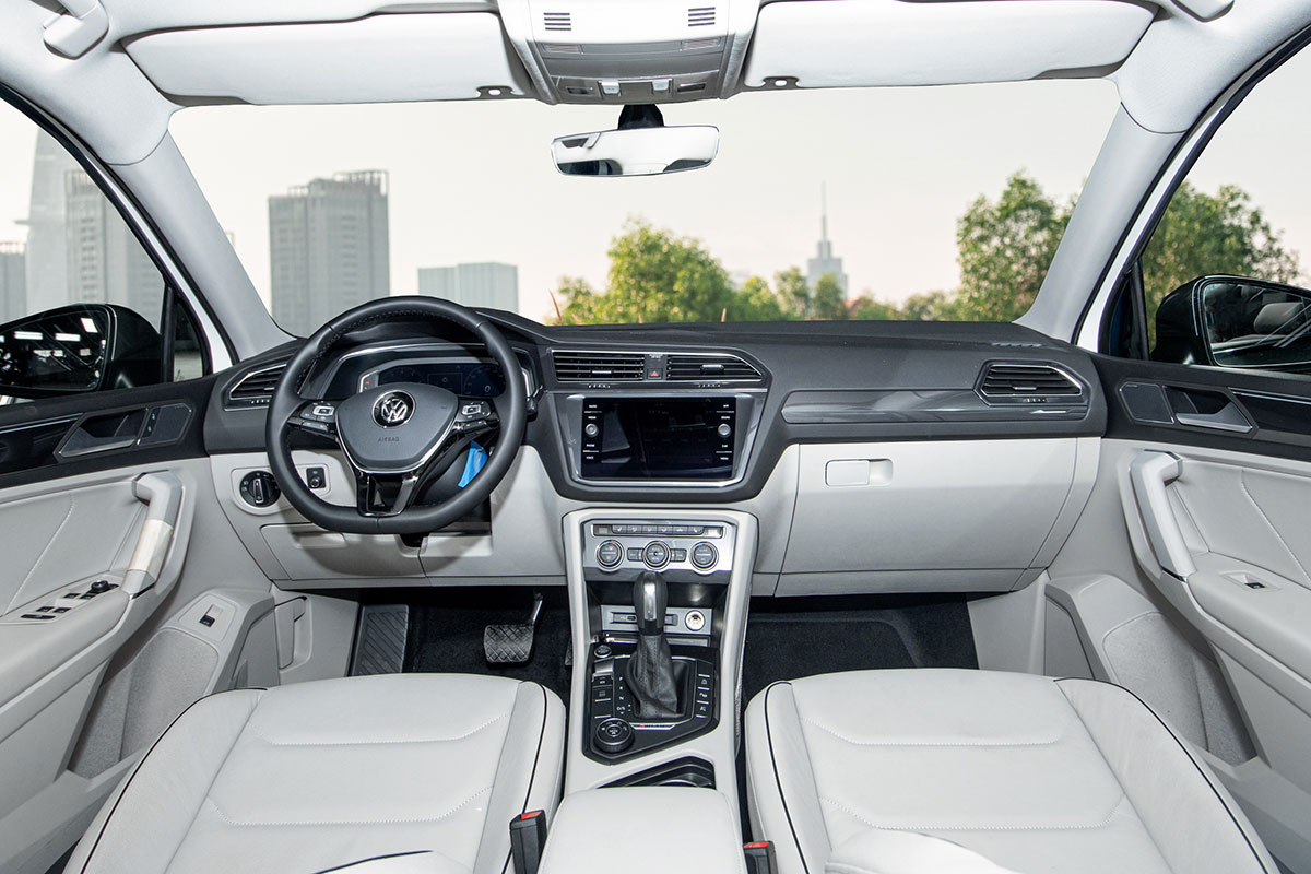 Không gian khoang lái xe Volkswagen Tiguan Luxury S 1