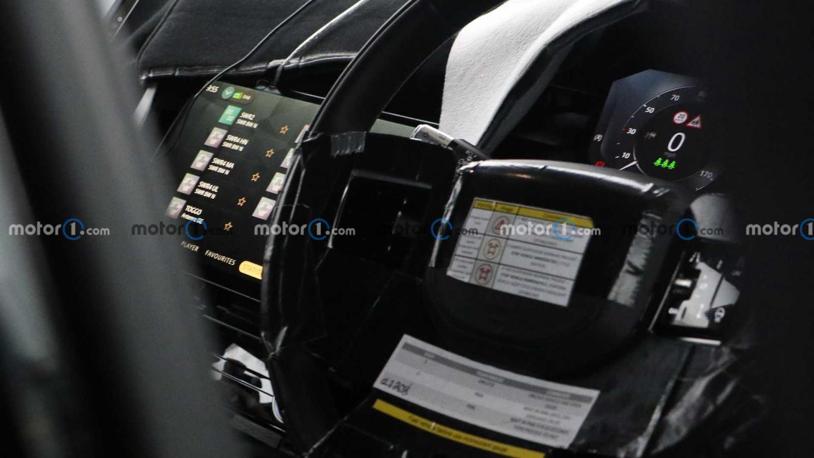 Land Rover Range Rover 2022 lộ loạt màn hình tiện dụng, phân bố khắp cabin lái.