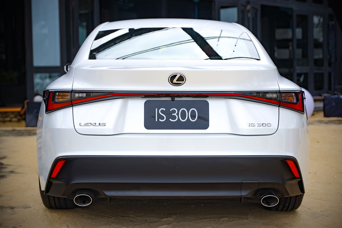 Thiết kế đuôi xe Lexus IS 2021 1
