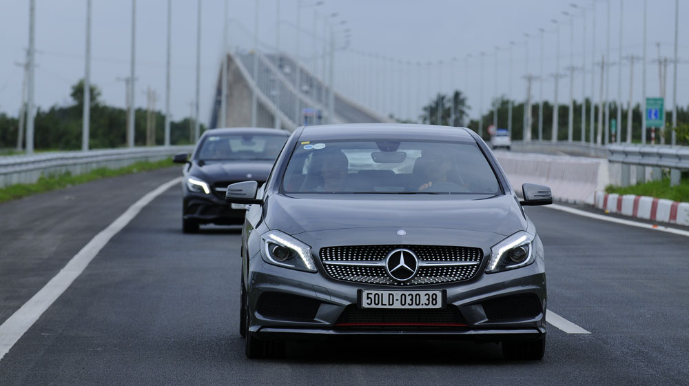 Lái thử xe trên cao tốc để kiểm tra độ ổn định của hệ thống lái.