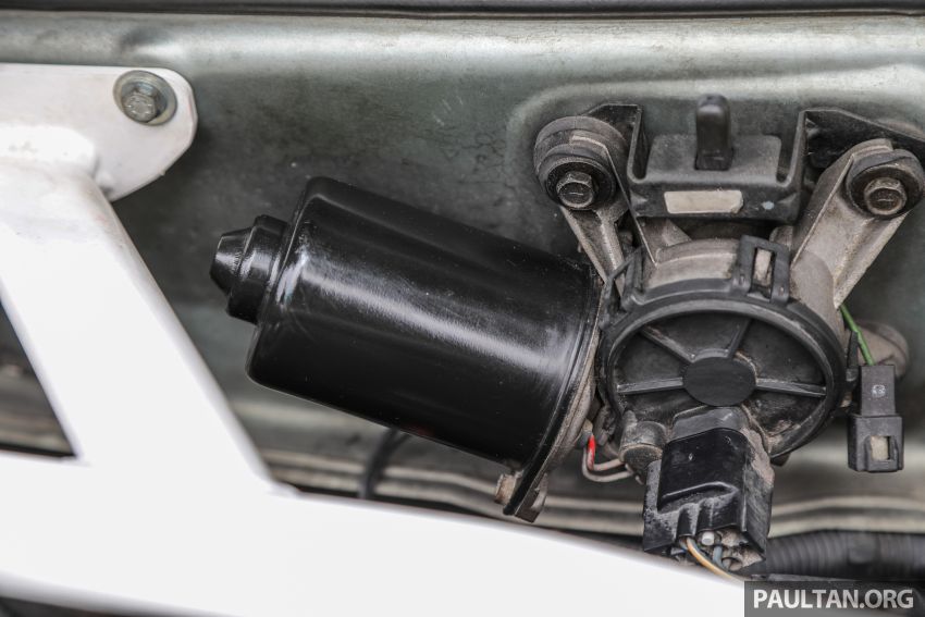 Lau sạch các chi tiết bên trong.