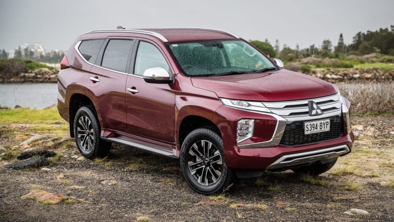 Mitsubishi Pajero Sport 2021 cắt giảm biến thể, tăng nhẹ giá.