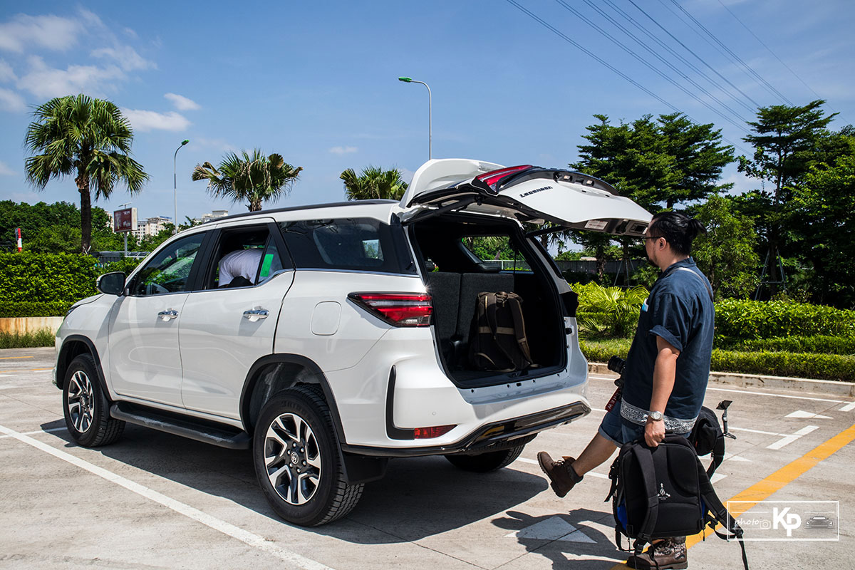 Ảnh Đá cốp xe Toyota Fortuner 2021