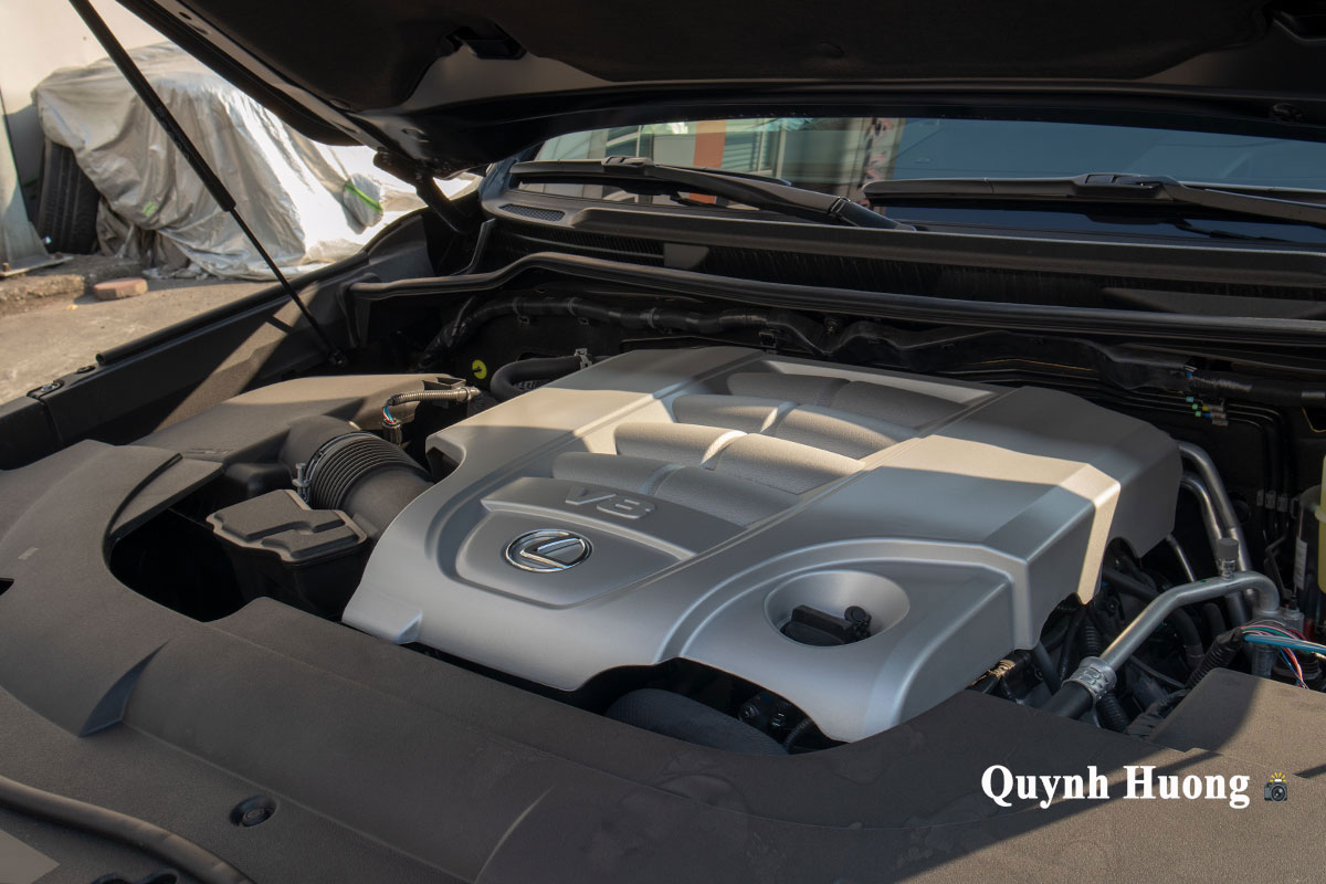 Lexus LX570 Super Sport 2021 đầu tiên cập bến Việt Nam với ngoại hình mới a13