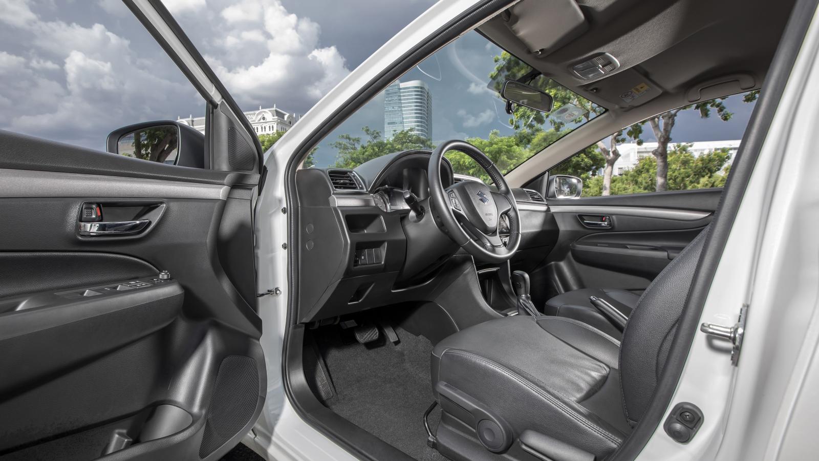 Suzuki Ciaz gây ấn tượng bằng hàng ghế da êm ái Suzuki Ciaz gây ấn tượng bằng hàng ghế da êm ái a2