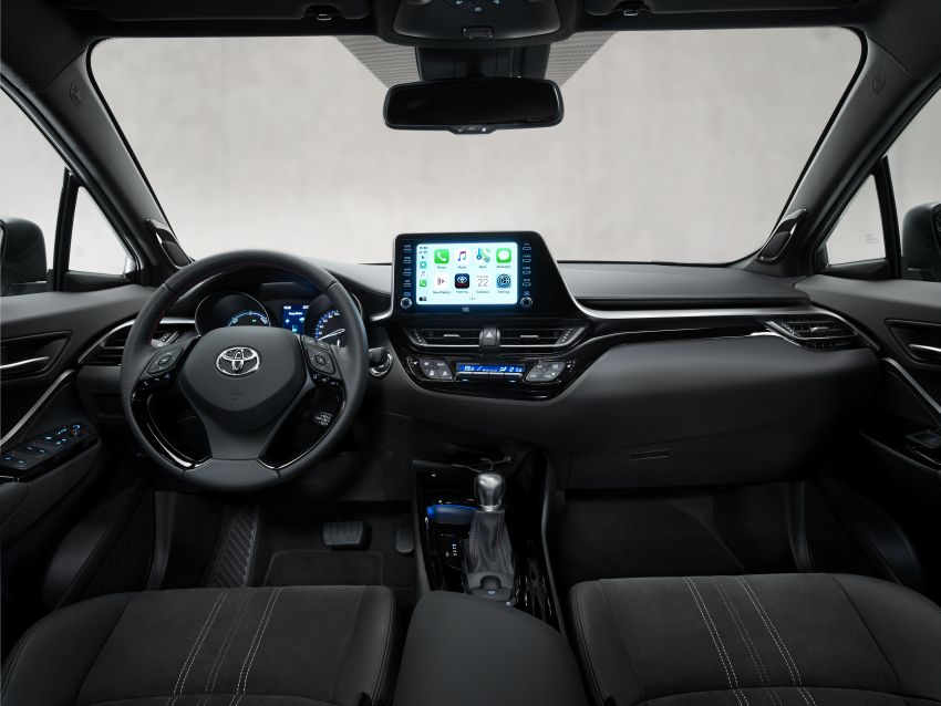 Toyota C-HR GR Sport 2021 tích hợp hàng loạt phụ kiện cao cấp.