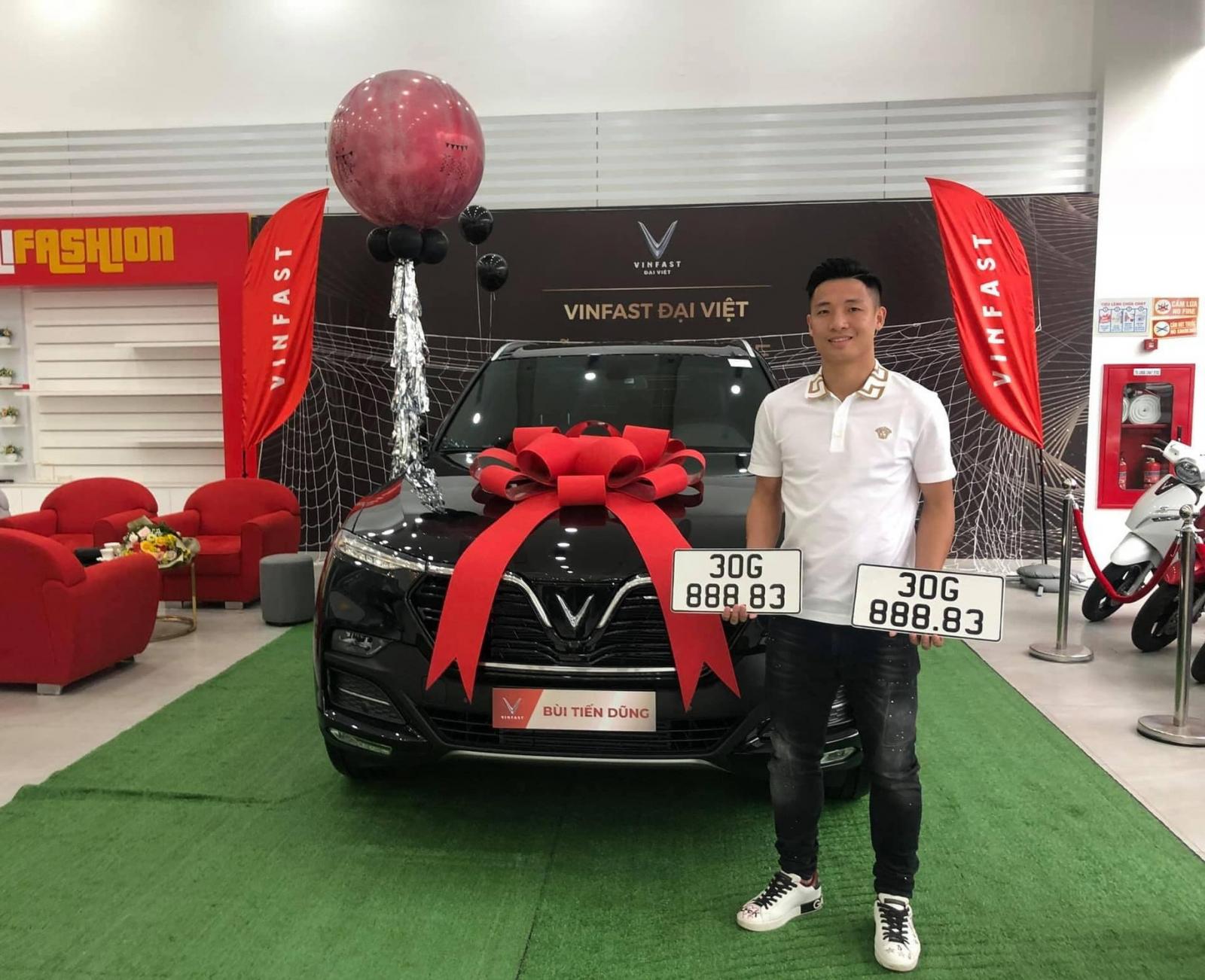 Trung vệ Bùi Tiến Dũng tậu xe VinFast Lux SA2.0 đón Tết.