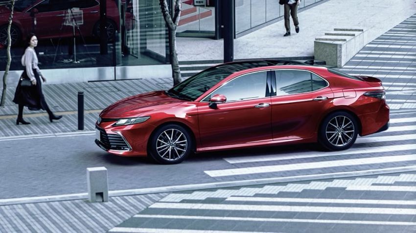 Toyota Camry 2021 tươi mới hút hồn người dùng.