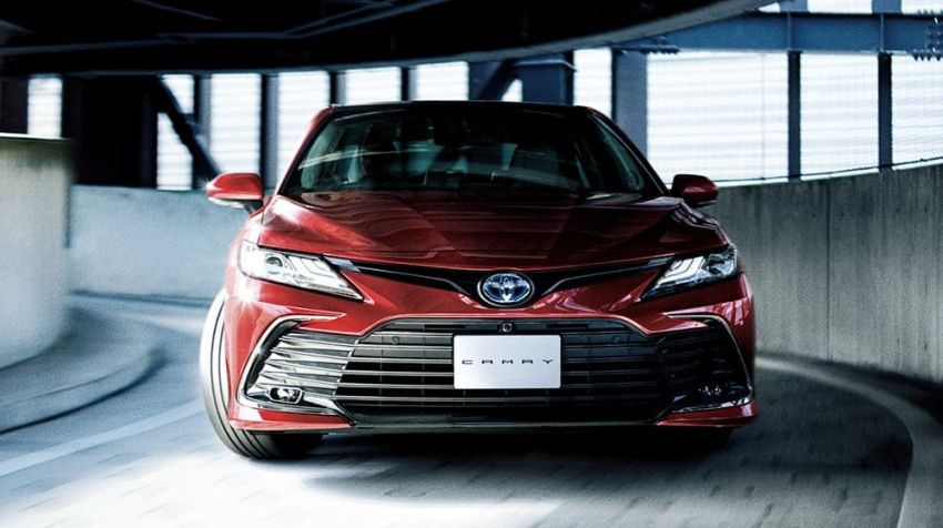 Toyota Camry 2021 cập nhật mới chào giá 765 triệu đồng.