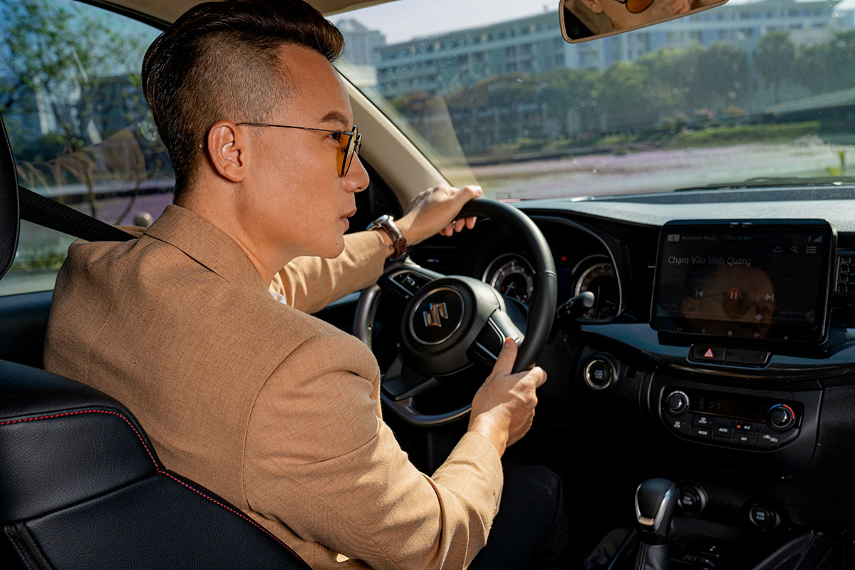 Suzuki XL7 trở thành một lựa chọn được khách hàng đánh giá cao bởi mẫu xe này đã thêm vào nhiều gia vị cảm xúc, từ thiết kế bên ngoài mạnh mẽ, đến điểm nhấn nhá ở vô lăng D-cut thể thao.