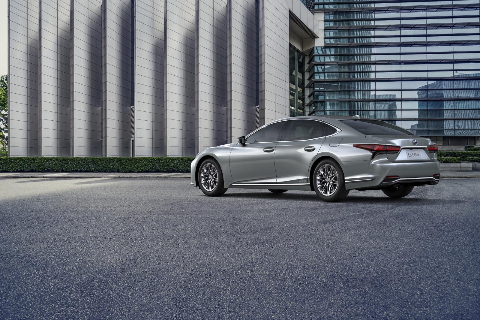 Lexus LS 2021 có bộ la-zăng 2 tông màu có khả năng chống ồn cao. 1