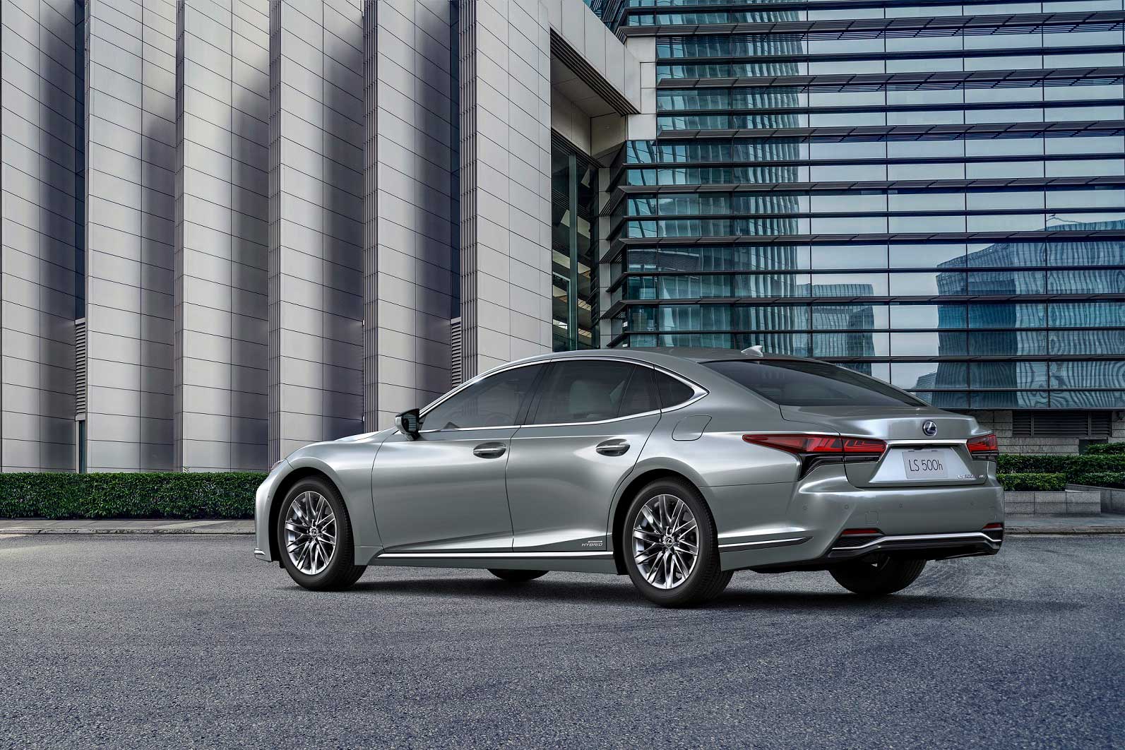 Ngoại hình tổng thể xe Lexus LS 500h 2021 1