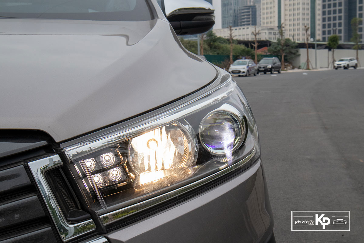 Ảnh Đèn pha xe Toyota Innova 2.0G 2021